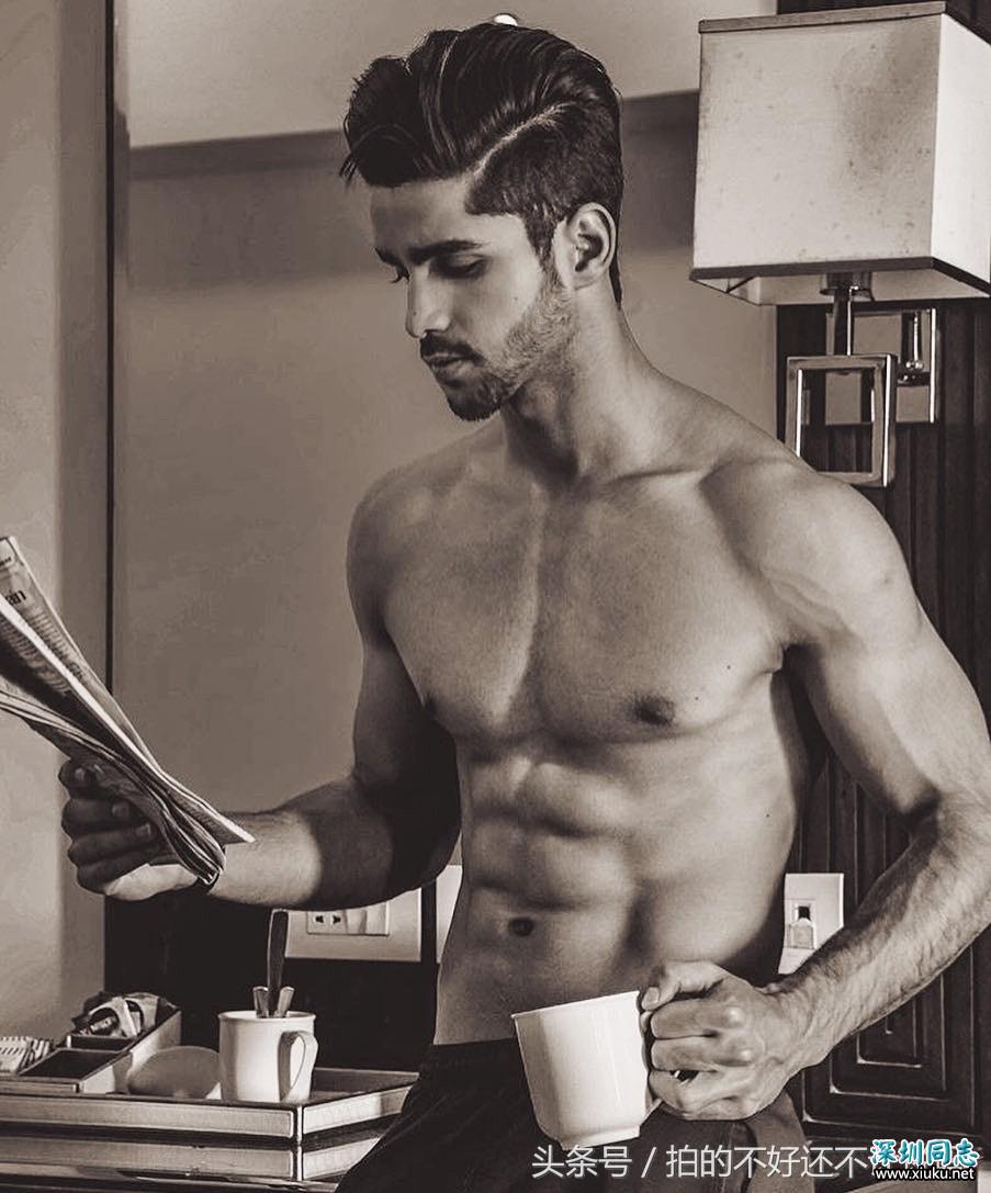 超帅的欧美肌肉型男，教你起床后如何优雅的喝一杯咖啡