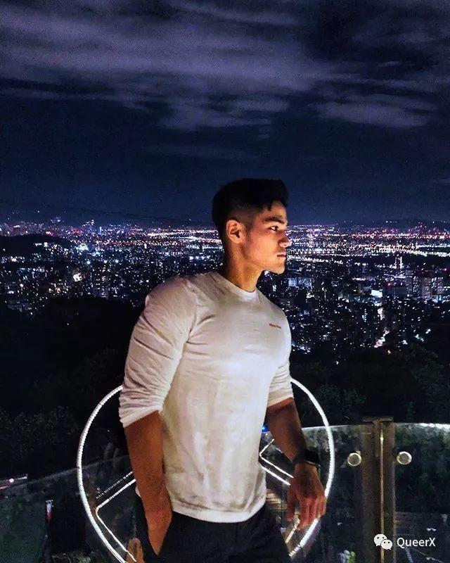 看到这位肌肉小飞侠，你可以体会到萧亚轩的激情和快乐