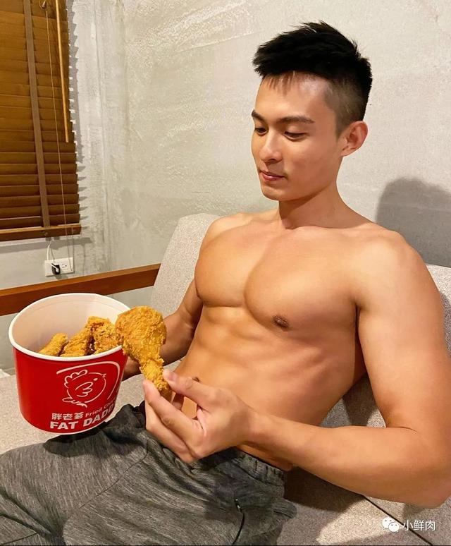 肌肉帅哥教练到底有多拼？身材逆袭不输彭于晏