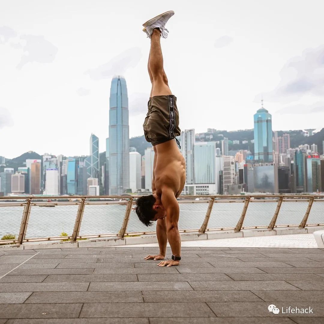 肌肉男因太帅在地铁被偷拍，脱掉衣服后网友炸了